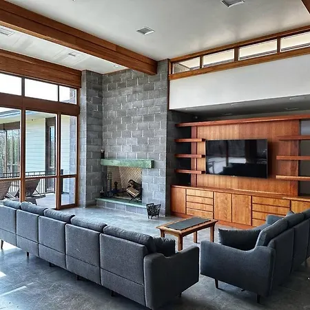 Villa Stunning Mid-Cent Modern Retreat • Comfy Beds • Grove • Quiet Setting • Boat Parking